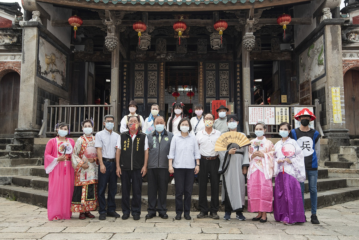 總統蔡英文參拜天后宮後與民眾合影。 圖：民進黨提供
