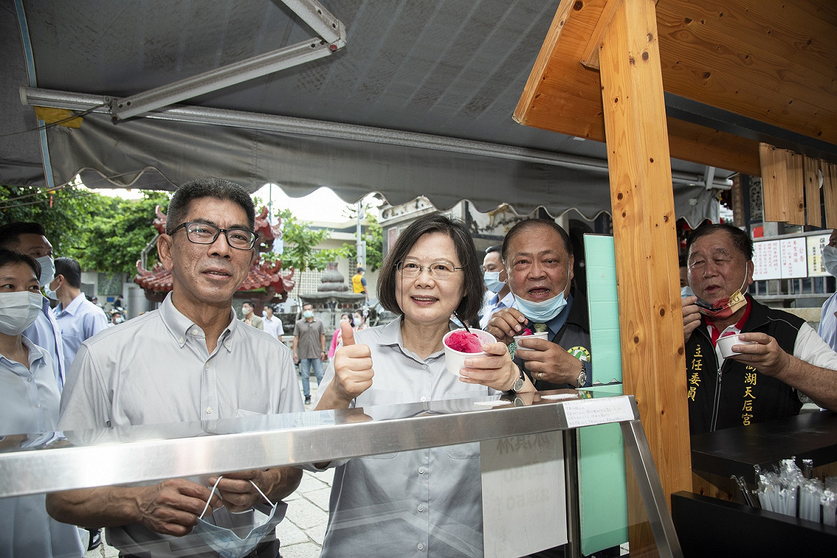 總統蔡英文關懷澎湖居民，品嚐仙人掌冰品。 圖：民進黨提供