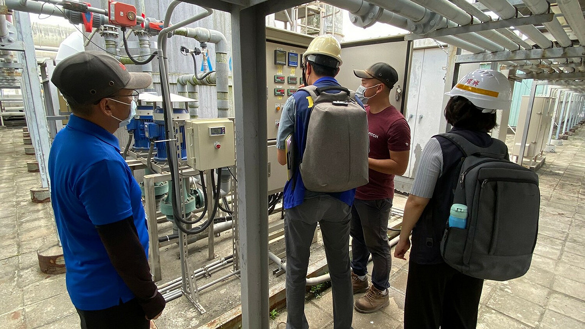 高市環保局稽查工廠防制設備操作條件。 圖：高雄市環保局提供