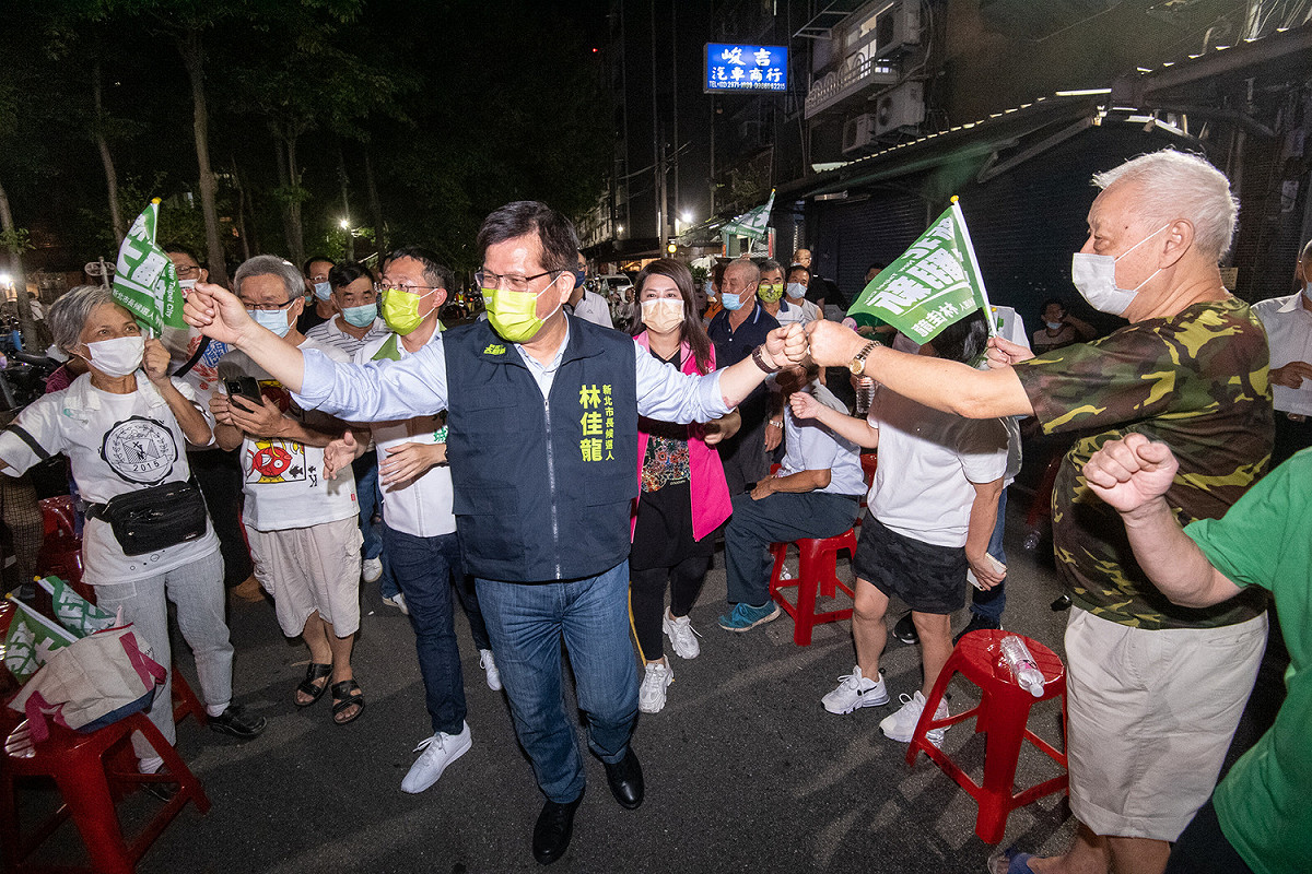許多民眾爭相和林佳龍握手、自拍，林佳龍也來者不拒，展現親和力和高人氣。 圖：林佳龍競選辦公室提供