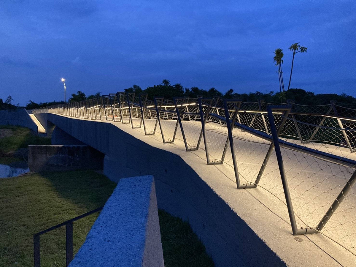 員潭溪景觀橋夜景。 圖：新北市城鄉局提供