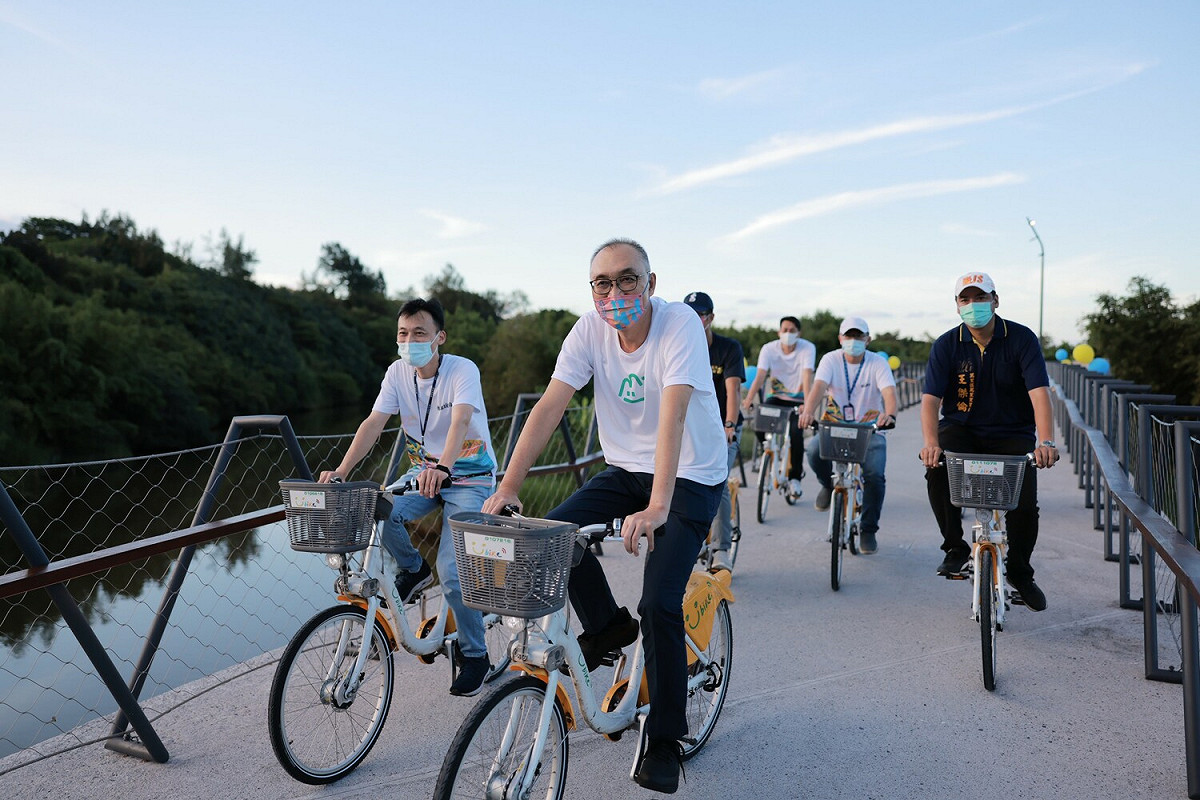 謝政達及金山萬里在地貴賓騎上景觀橋，體驗萬金自行車道。 圖：新北市城鄉局提供