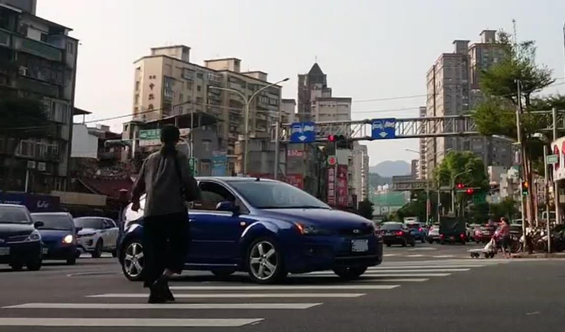 行人與左轉車交織。 圖：新北市交通局提供