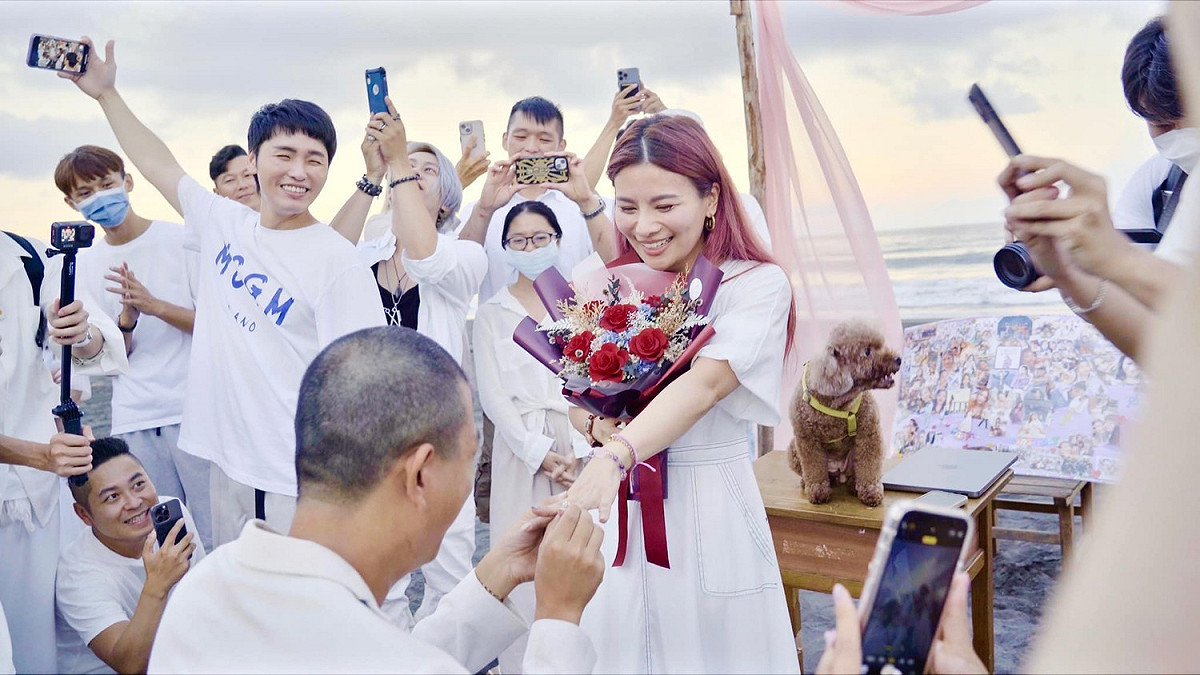 董仔被男友海力求婚。 圖：翻攝自董仔臉書