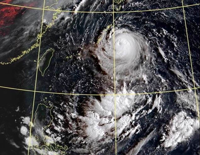 11號颱風「軒嵐諾」目前雲系擴大中。 圖：翻攝自鄭明典臉書