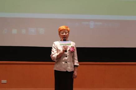 農委會資訊中心主任林貞在2010年「農業資通訊科技應用成果發表會」的開場致辭，後來她辦理退休，至今退休11年。 圖：翻攝自農委會官網