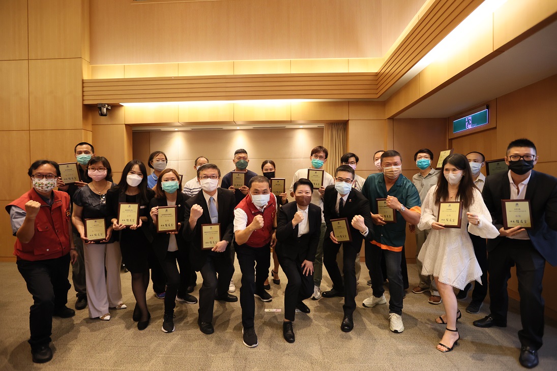 侯友宜親自表揚，鼓勵業者在疫後共同打造新北市優質旅遊環境。 圖：新北市觀旅局提供