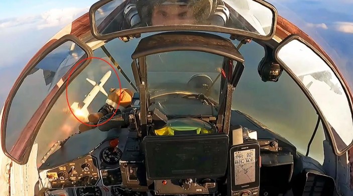 烏軍米格-29戰鬥機發射AGM-88反雷達導彈畫面（紅圈處為AGM-88導彈） 圖 : 翻攝自環球網