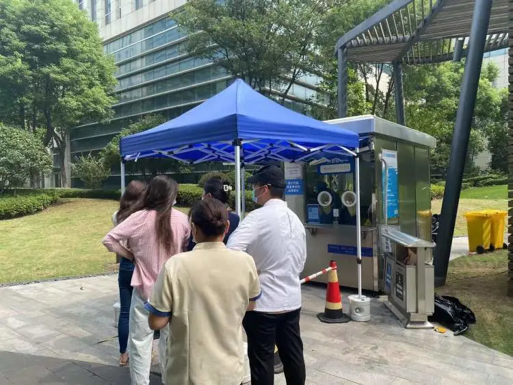 也有刻意錯開「尖峰時段」的家長表示，自己在想像中的離峰時間正中午帶著孩子前往進行核酸，沒想到大家「心照不宣」，排隊人群中多數仍是家長與孩童，因此照樣排了 1 個多鐘頭。 圖：擷取自「周到上海」