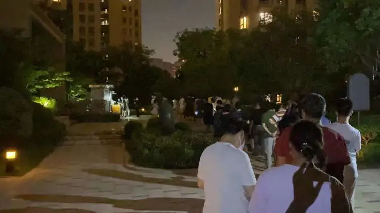 在開學前 3 天 2 檢的核酸規定下，上海儼然爆發了程度不小的「核酸焦慮」。對此爸媽們呼籲採樣點的開放設置上應更加「人性化」。 圖：擷取自「周到上海」
