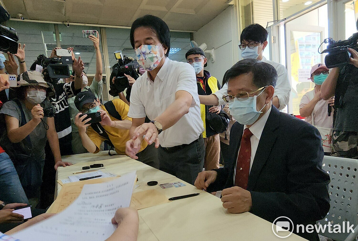 楊明州(右)代陳其邁辦理登記。 圖：孫家銘攝