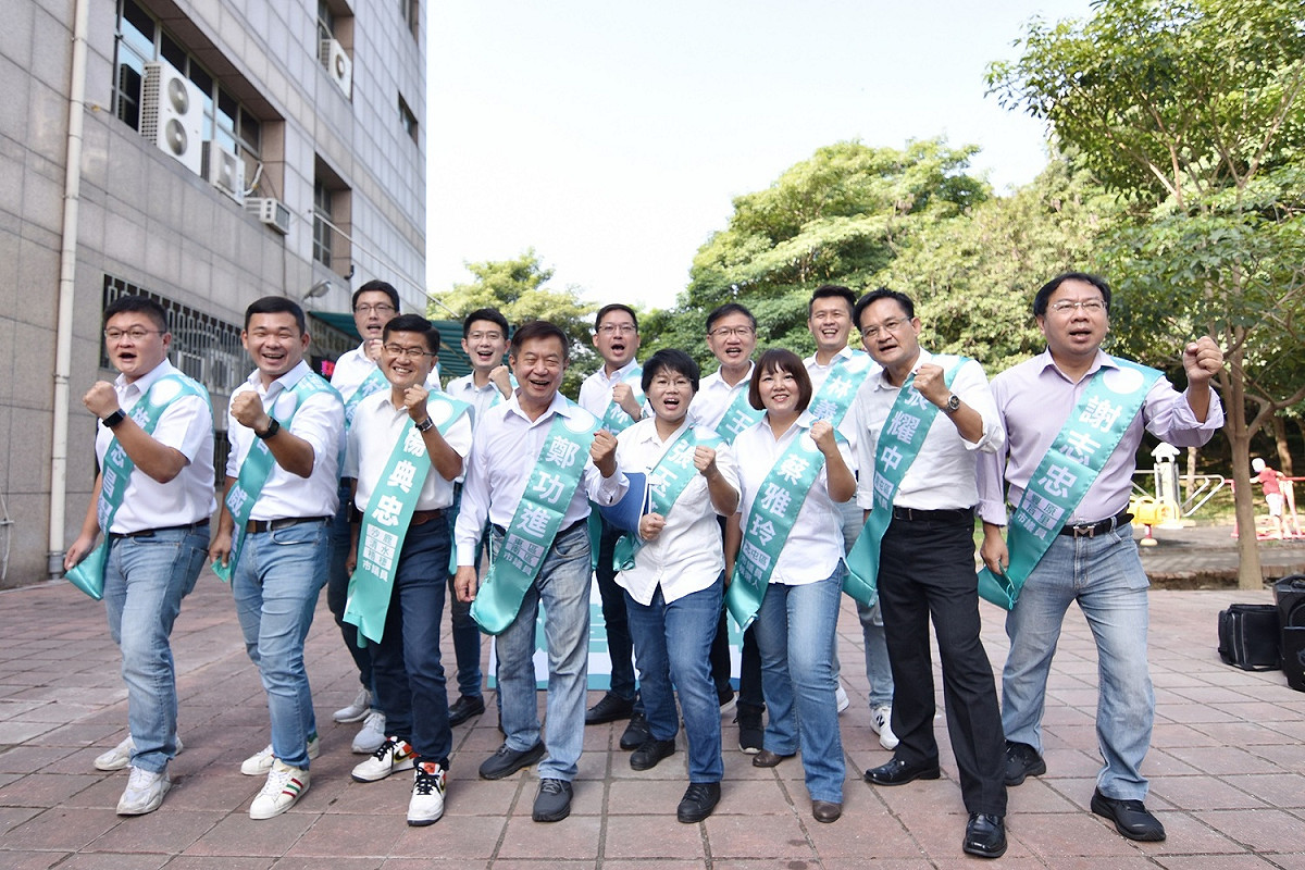新潮流喊出「十二新做，監督我來做！」。 新潮流/提供
