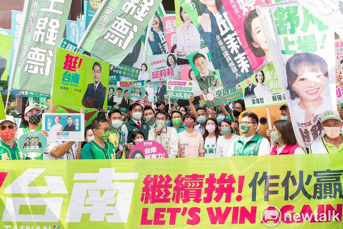 台南市長黃偉哲前往選委會登記參選，除民進黨籍議員參選人到場陪同助陣，立委賴惠員、郭國文、陳亭妃、林宜瑾、林俊憲和王定宇夫人齊現身力挺，民進黨市議會黨團總召劉米山也偕同黨籍議員和議員參選人，不分派系展現台南綠營大團結氣勢。 圖：黃博郎／攝