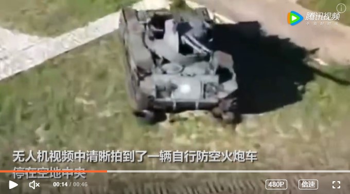 中國無人機29日飛往金門獅嶼上空，還拍到一台防空火炮車。 圖：翻攝自騰訊