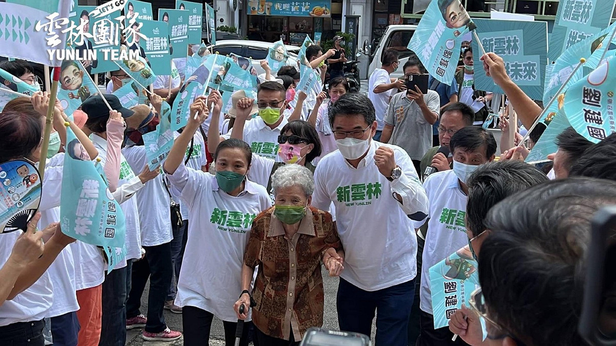 民進黨雲林縣長參選人劉建國今（31）日在高齡96歲的阿嬤、上百位建國媽媽、青年軍等人陪同下完成參選登記。 圖：取自劉建國臉書