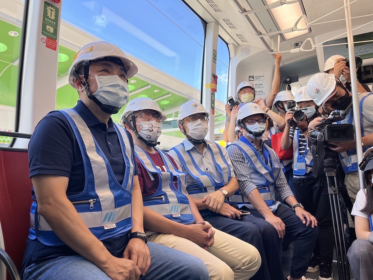 侯友宜視察安坑輕軌列車第二階段動態測試。 圖：新北市捷運局提供
