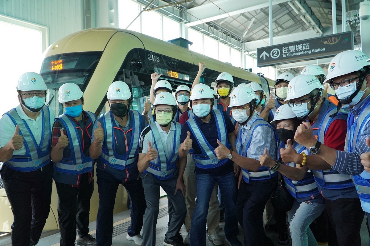侯友宜與貴賓團隊合影。 圖：新北市捷運局提供