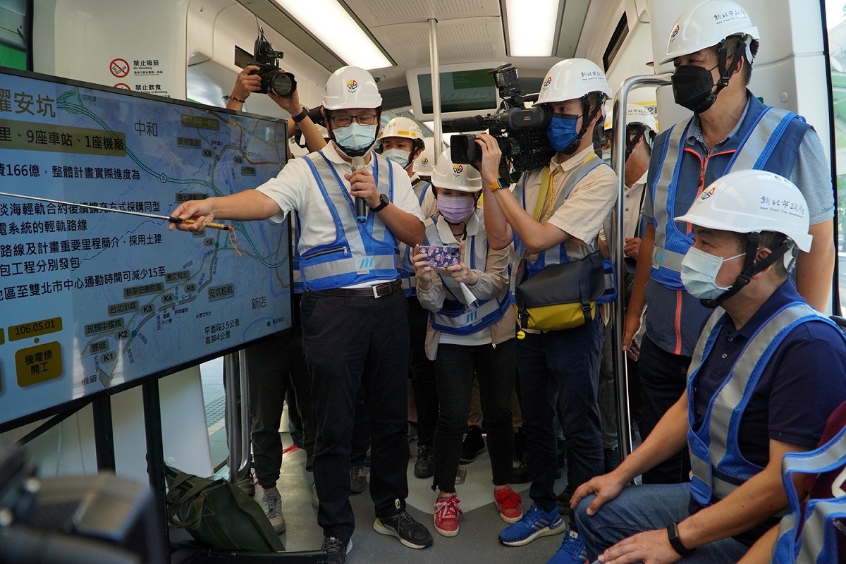 捷運局長李政安簡報說明。 圖：新北市捷運局提供