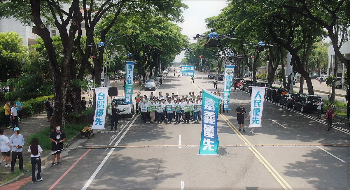 翁章梁拚連任完成參選登記，無人機升空，士氣高昂。 圖：翁章梁競選團隊/提供