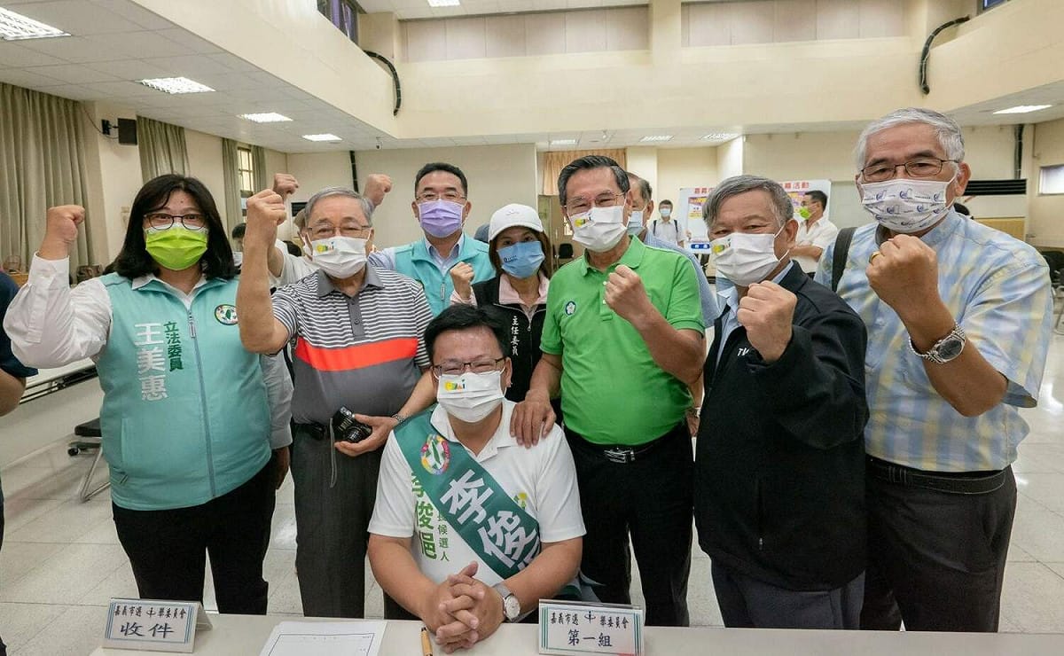 民進黨嘉義市長參選人李俊俋今天在父親李鴻禧等人陪同下登記參選嘉義市長。 圖：李俊俋競選團隊/提供