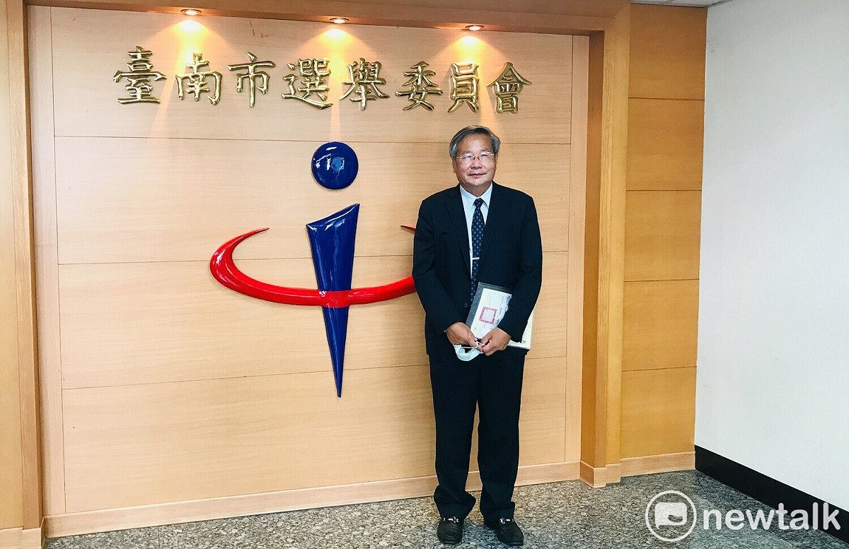 台南市長參選人許忠信赴台南市選委會完成參選登記，他表示，在完成登記後，將展開另一波正式的競選活動，重點將直接訴求選民，對市政建設的藍圖規劃與對市民相關的福址提出更完整的說明。 圖：黃博郎／攝