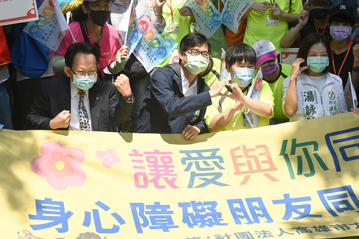 陳其邁(左二)參加身心障礙嘉年華活動，請楊明州代辦登記。 圖：高雄市政府提供