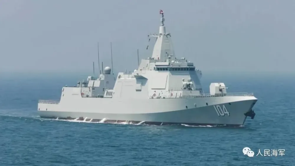 解放軍055型導彈驅逐艦「無錫艦」。 圖：擷自解放軍海軍官方微博「人民海軍」
