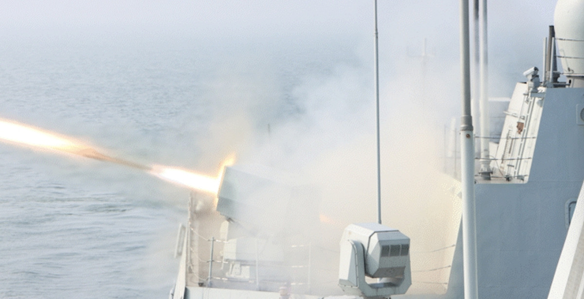解放軍新型驅逐艦「無錫艦」射擊火箭彈。 圖：擷自解放軍海軍官方微博「人民海軍」
