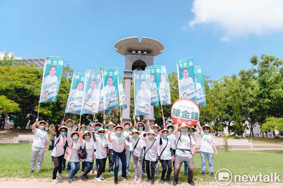 東區議員參選人陳金鐘在50位「18歲公民權入憲宣達團」成員的陪同下，前往市選委會登記，正式成為第四屆台南市議員候選人。 圖：黃博郎／攝