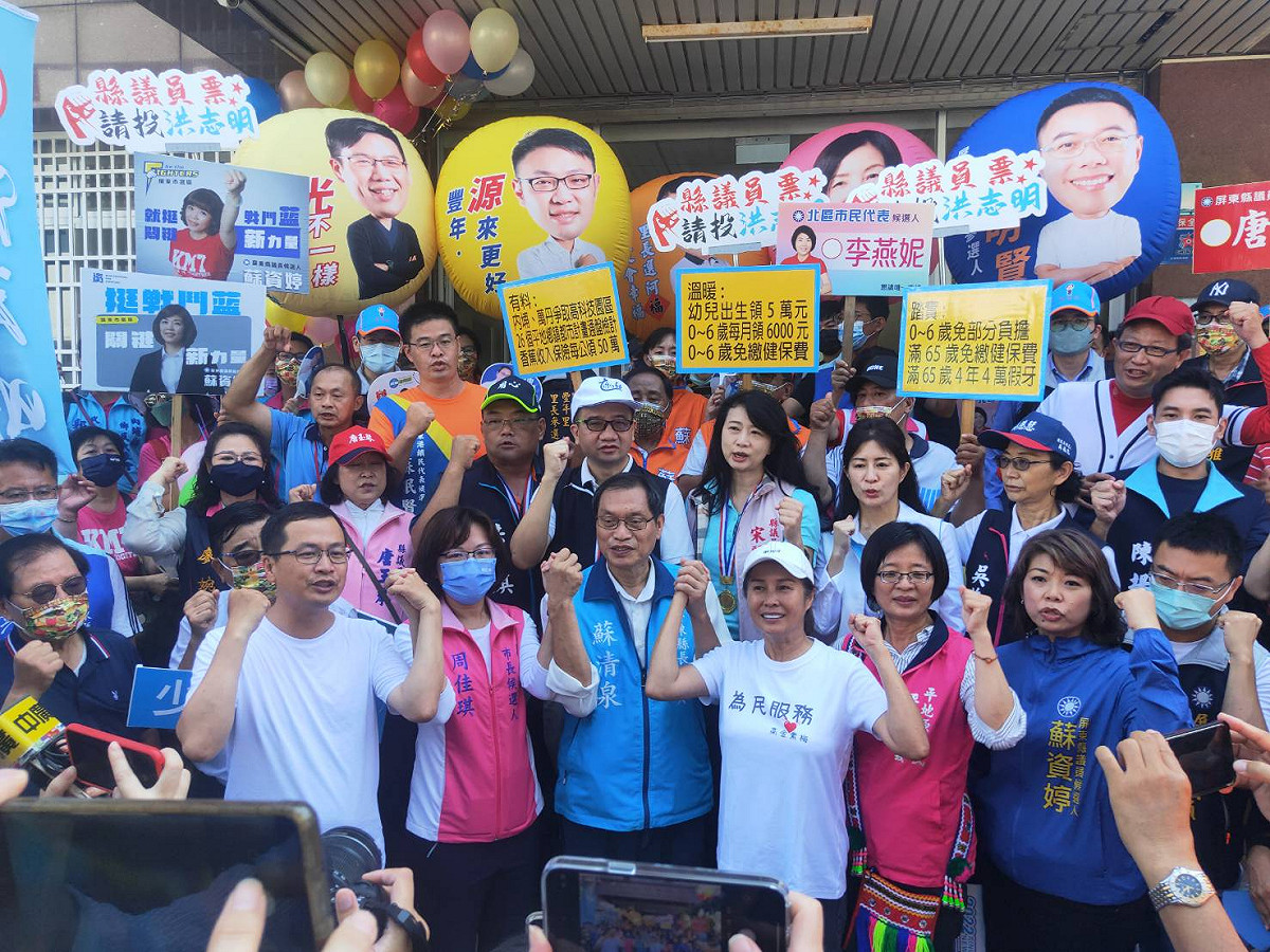 蘇清泉(中)在屏東選委會前造勢。 圖：蘇清泉團隊提供