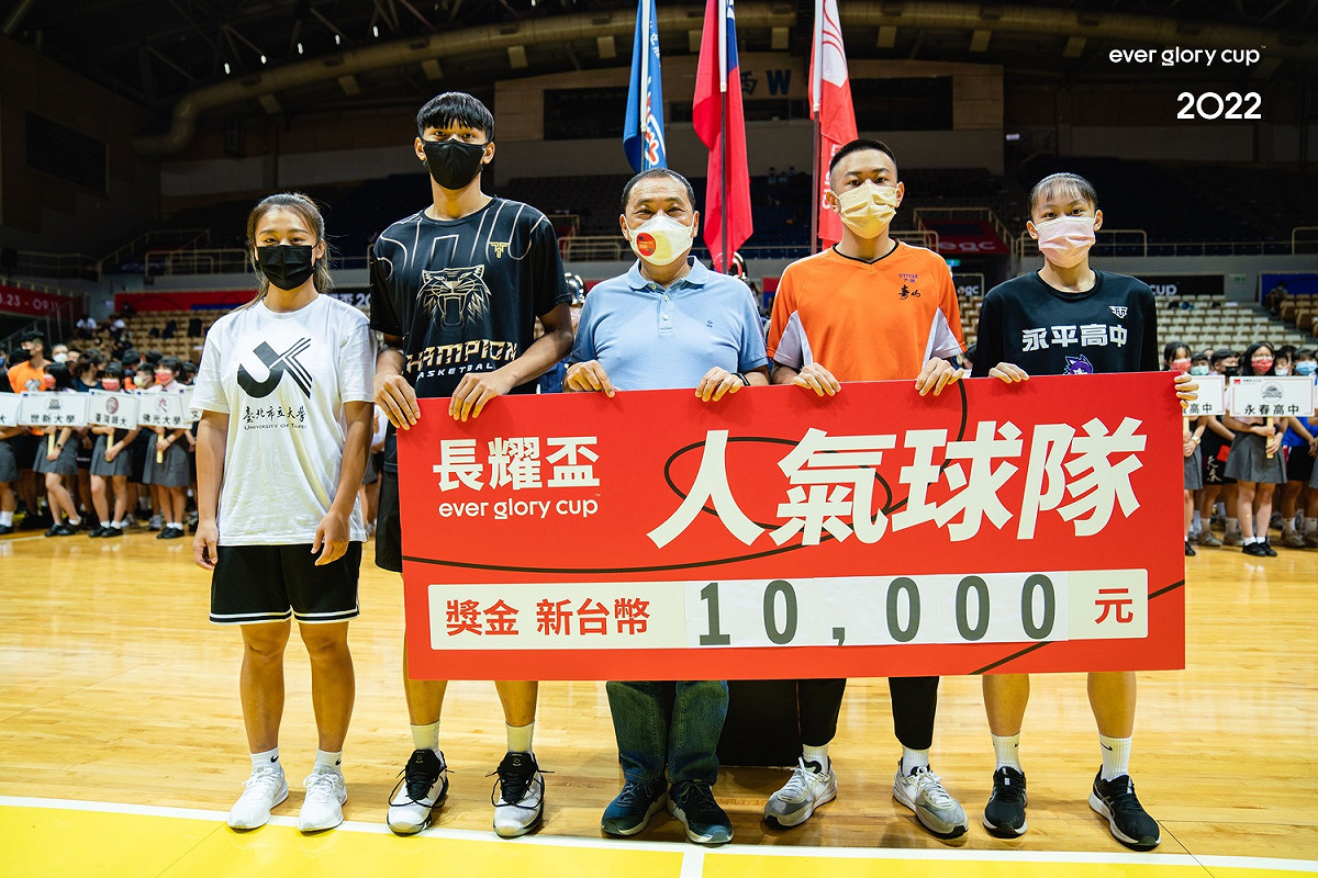 侯友宜頒發2022長耀盃人氣球隊獎。 圖：長耀盃提供