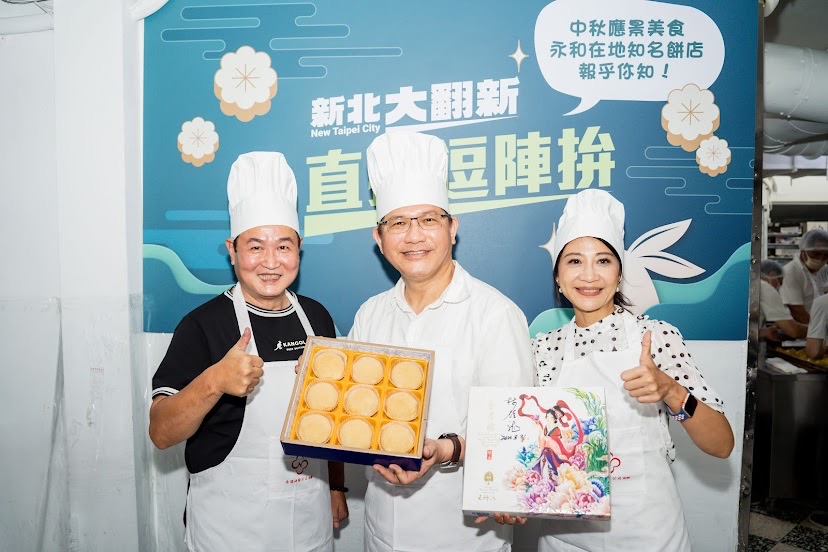 中秋佳節將至，林佳龍也來到永和知名餅店，與永和在地議員羅文崇、永和出身的立委林楚茵一起戴上廚師帽和手套、穿上圍裙、捲起袖子「全副武裝」包月餅 圖：林佳龍競選辦公室提供
