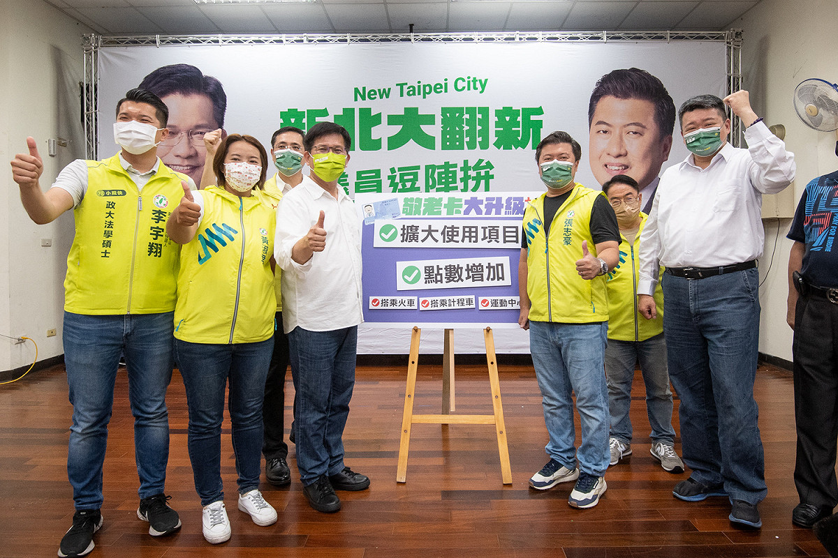 今晚在中和的「新北大翻新，議員逗陣拚」座談會，張志豪（右二）、何博文（右一）、黃淑君（左二）都到場力挺。 圖：林佳龍競選辦公室提供