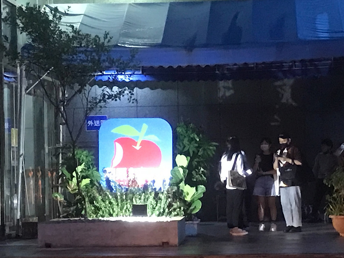 台灣蘋果新聞網午夜11時59分起暫停更新，並裁員200多人，96%員工由「壹蘋新聞網」延攬。 圖：朱蒲青/攝