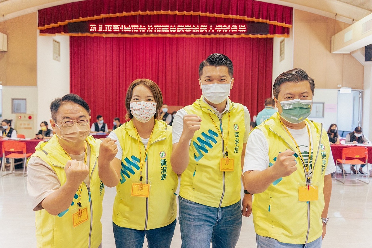 昨(31)日民進黨新北市議員張志豪率領議員參選人黃淑君、李宇翔、曾進益一同前往新北市選舉委員會，在各自家人陪同之下完成登記。 圖：張志豪辦公室提供