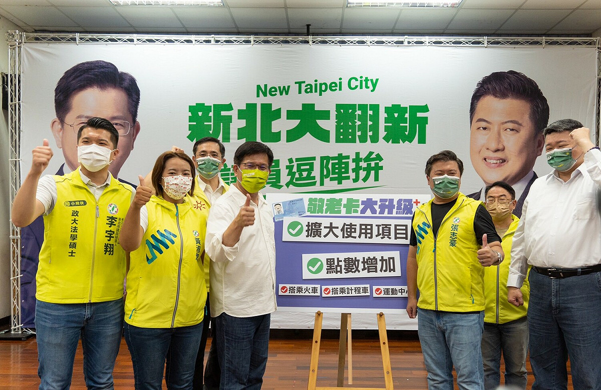 新北市議員張志豪昨(31)日晚間在中和區山北活動中心舉辦「新北大翻新 議員鬥陣拚」座談會中和壓軸場。 圖：張志豪辦公室提供