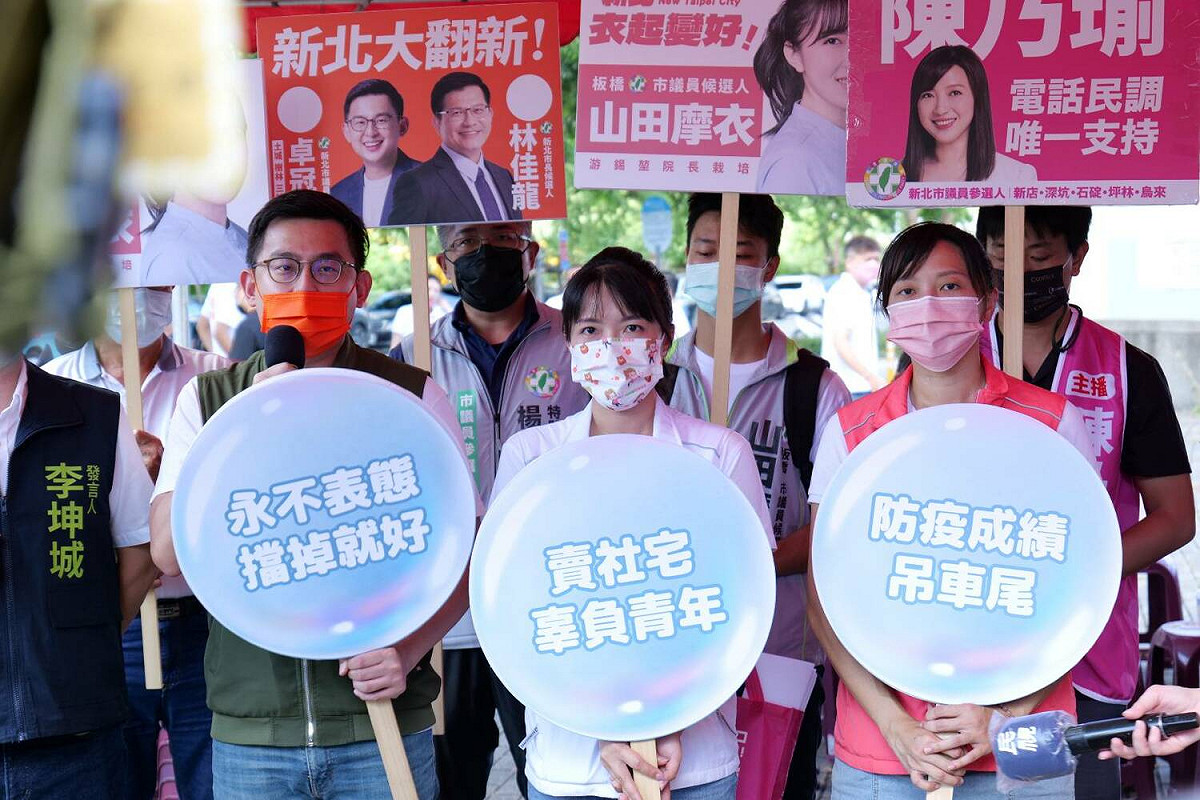卓冠廷高舉「永不表態 擋掉就好」並說，侯友宜現在就是要利用年底的大選，來營造2024選總統的氣勢，現在侯友宜樂得為其他縣市輔選，就是啟動他的總統行程，要為明(112)年黨內初選綁樁。 圖：陳乃瑜辦公室提供