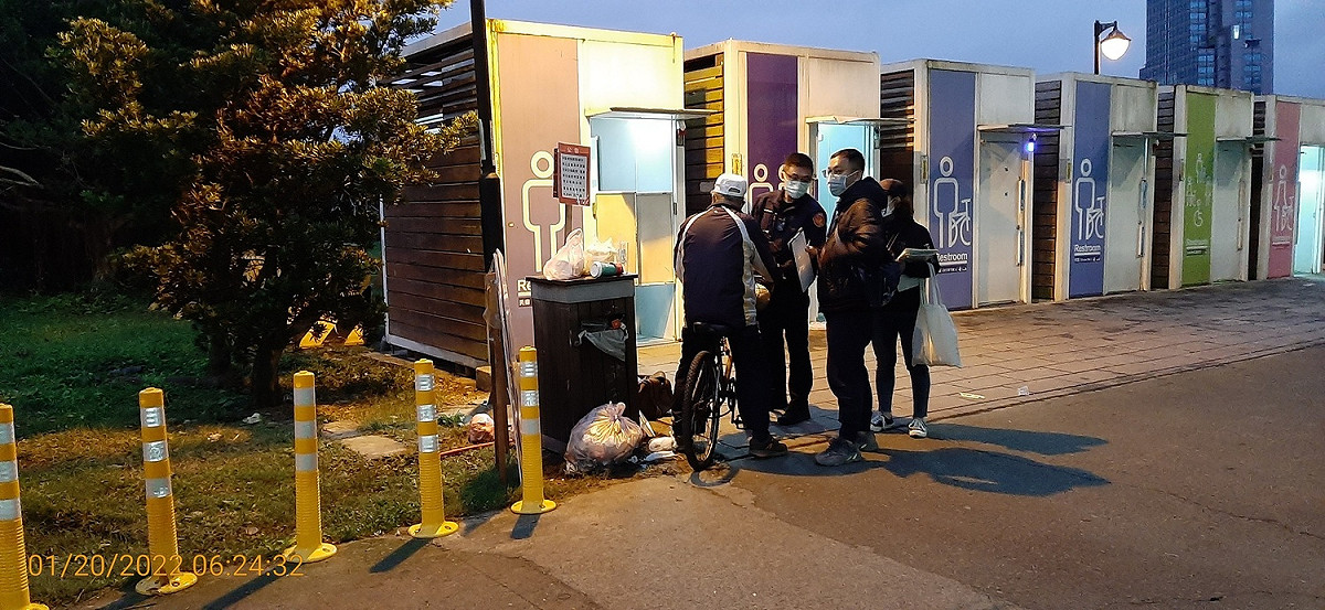 單車騎士丟棄家用垃圾，環保單位聯合開單。 圖：新北市水利局提供