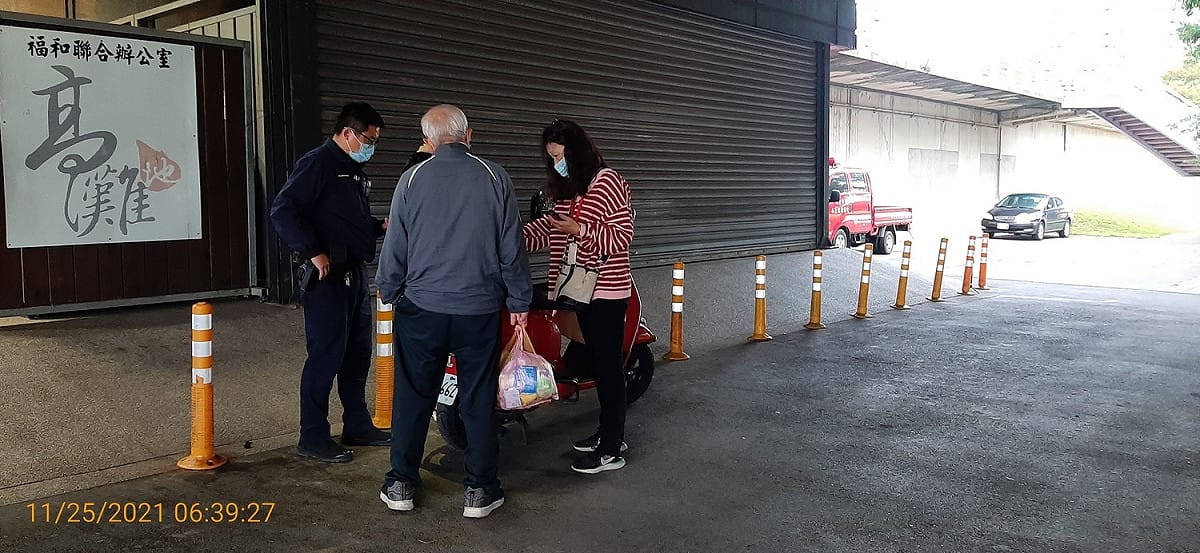 路人隨手丟棄家用垃圾，清潔隊及警察聯合開單。 圖：新北市水利局提供