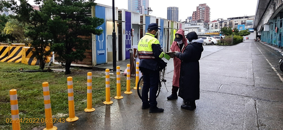 河濱常見單車騎士丟棄家用垃圾如遭取締將依法開罰。 圖：新北市水利局提供