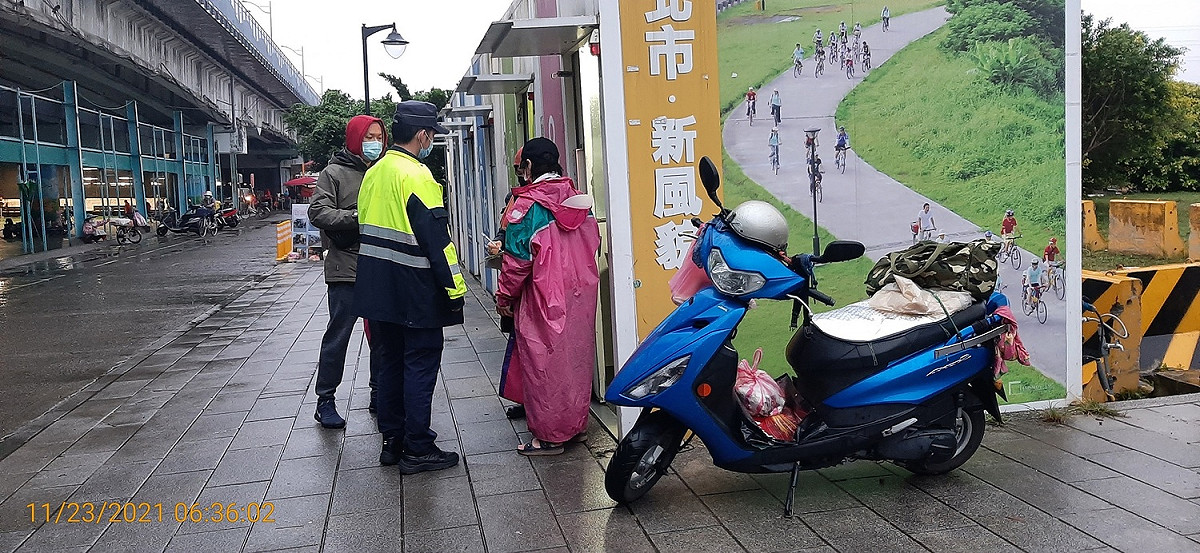 機車騎士貪圖方便隨意丟棄家用垃圾，取締開單不手軟。 圖：新北市水利局提供