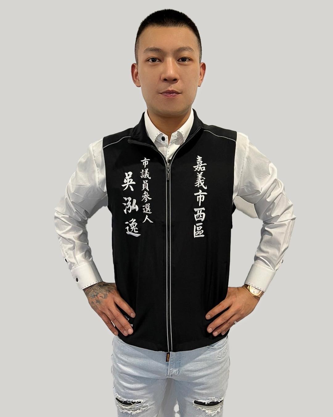 鳳梨先前曾PO出穿著寫有「嘉義市西區市議員參選人吳泓逸」的競選背心。 圖：翻攝自IG/yi0107