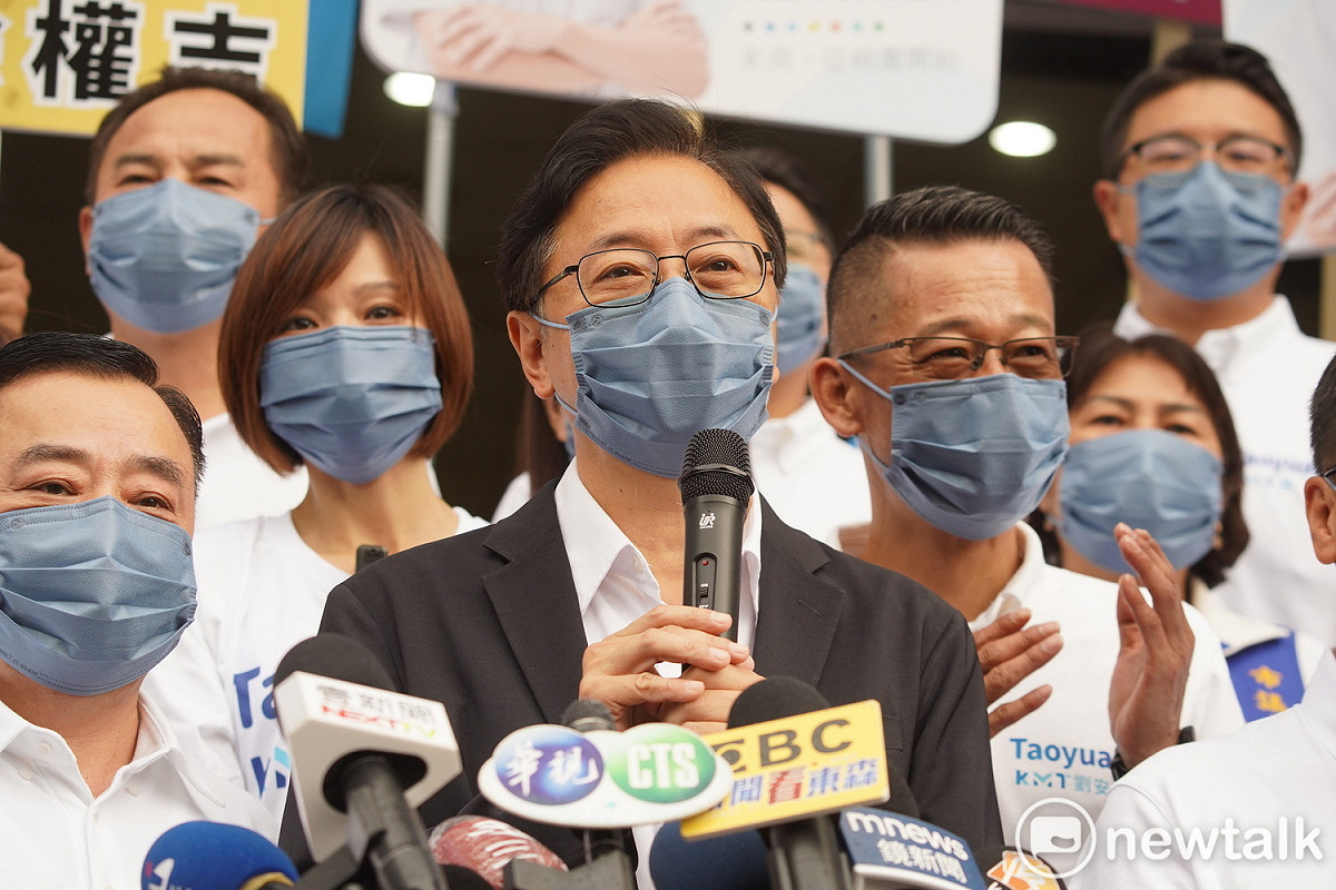 張善政今在桃園市議長邱奕勝、前台北市議員羅智強等人陪同下登記參選。 圖：林昀真/攝