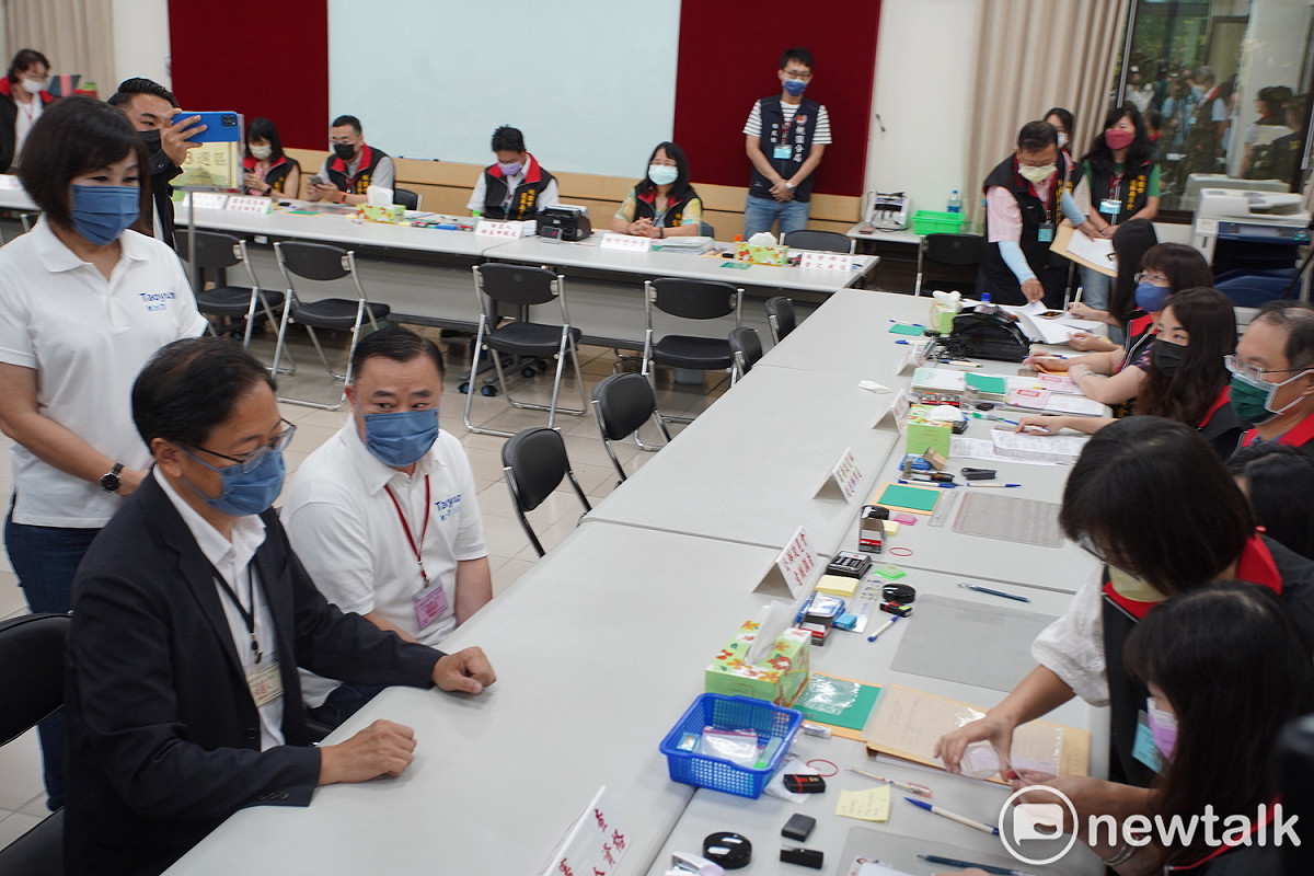 張善政由邱奕勝、呂玉玲陪同完成登記參選。 圖：林昀真/攝