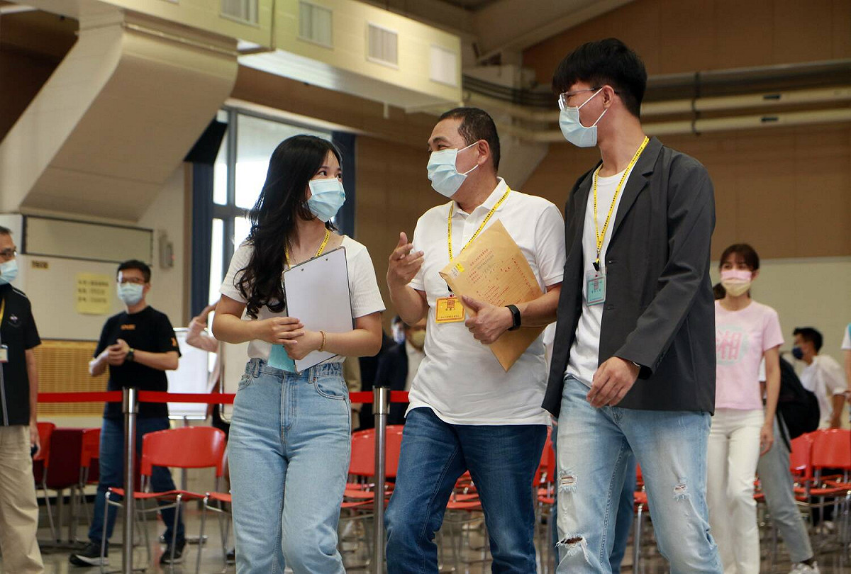 新北市長侯友宜今早在選辦「政治實習生」，也是首投族的同學陪同下，至新北市選委會完成登記，投入市長連任選舉。 圖：侯友宜競選辦公室提供