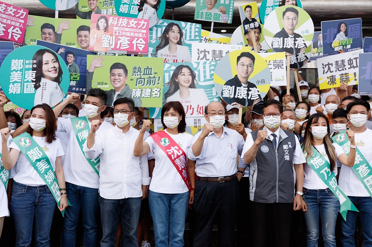 民進黨新竹市長候選人沈慧虹今（1）日上午率8位議員候選人，在立委柯建銘、競選總督導鄭宏輝及桃園市長鄭文燦合體陪同下，前往新竹市選委會登記參選。 圖：沈慧虹競選辦公室提供