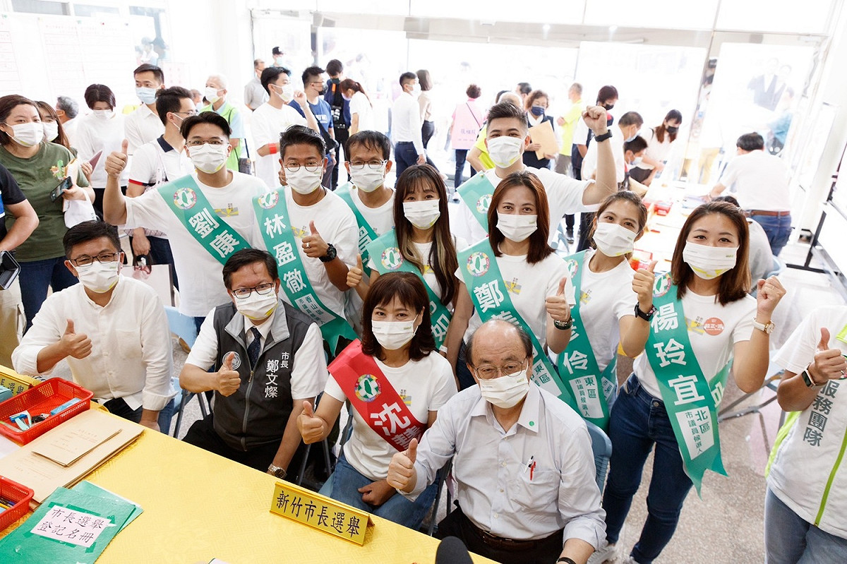 沈慧虹帶著新竹市議員劉康彥、陳建名、曾資程、鄭美娟、施乃如及議員參選人劉彥伶、林盈徹、楊玲宜出席登記。 圖：沈慧虹競選辦公室提供