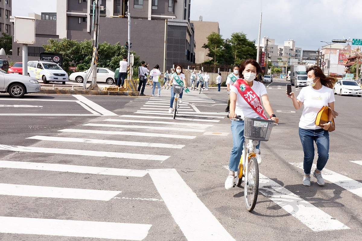 民進黨新竹市長候選人沈慧虹特地騎著YouBike抵達選委會。 圖：沈慧虹競選辦公室提供
