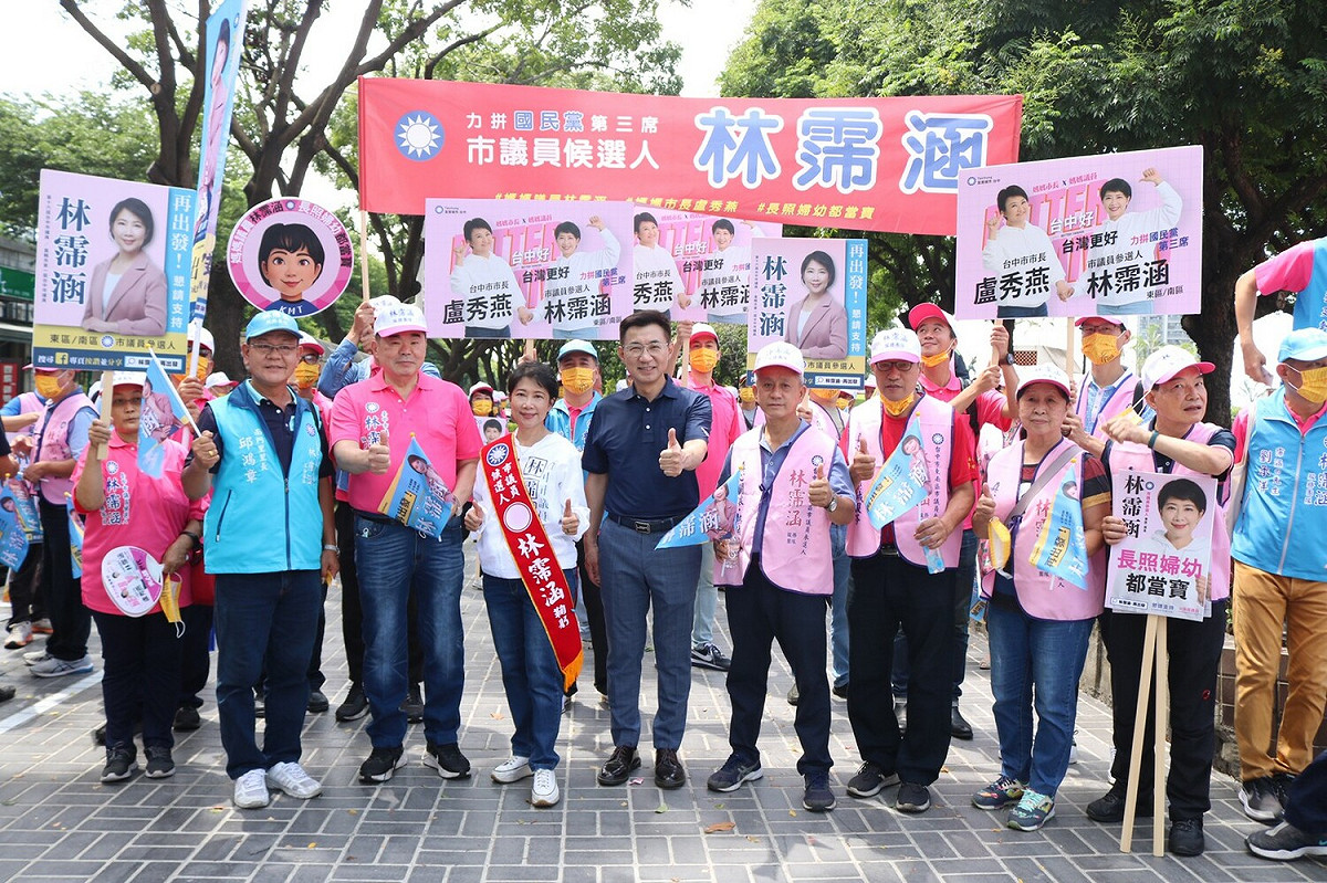 國民黨立委江啟臣陪同林霈涵辦理市議員登記。 林霈涵服務處/提供
