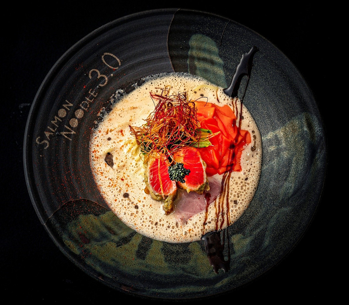 鮭魚noodle3.0招牌料理「白鮭魚拉麵」，軟嫩多汁的鮭魚保有的適中鹹度，搭配帶有自然甜味的蘿蔔泡沫 圖：鮭魚noodle3.0／提供